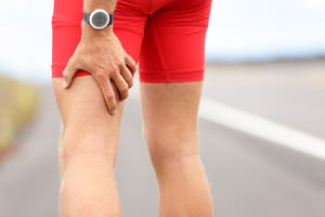 Почему немеет нога выше колена. Боль под коленным суставом. Мышца в бедре болит колено. Травма икроножной мышцы.